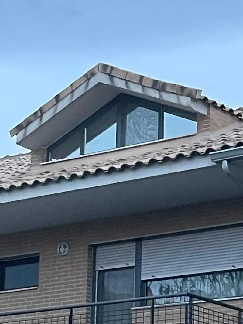 Casa con láminas solares